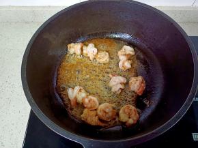 加一勺生抽调味。