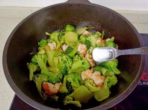 加一勺盐调味。