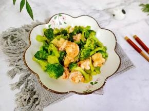 西兰花脆爽鲜嫩，虾仁鲜美Q弹。