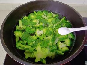 锅里水开加一勺盐，把西兰花放入锅里焯水。
