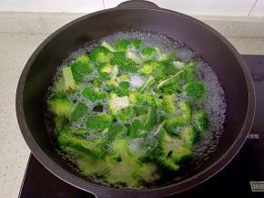 水开即可捞出【放在冰水里面保持西兰花的脆嫩以及颜色】