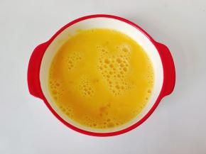 用筷子顺着一个方向搅拌均匀备用。