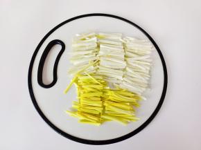 韭黄择洗干净后，切成寸段。