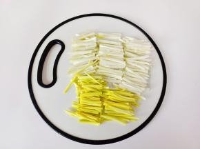 韭黄择洗干净后，切成寸段。