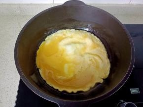 热锅热油倒入蛋液。