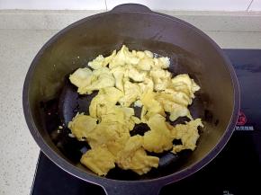 开大火翻炒成小块后盛盘备用。