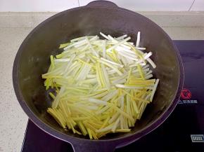 锅里油热放入韭黄翻炒之软。