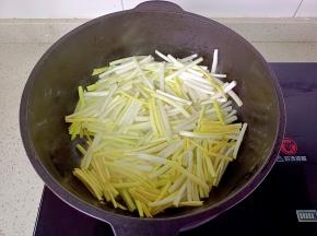 锅里油热放入韭黄翻炒之软。