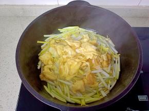 加入炒好的鸭蛋。