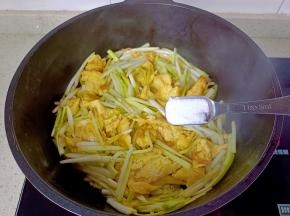 加一勺盐调味。