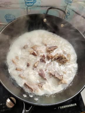 水开，放入腊排骨，焯水10分钟！