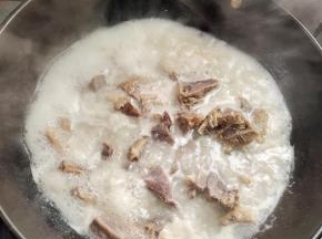 水开，放入腊排骨，焯水10分钟！