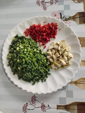 趁着这个腊排焯水的时间，把蒜苔切成小丁，干辣椒切成小丁，蒜瓣剥皮切成小块备用！