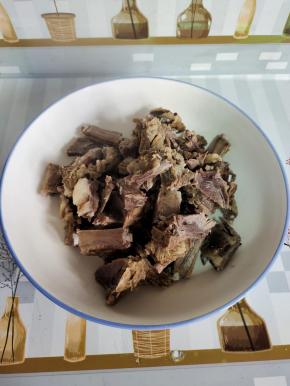 10分钟后捞出，清洗干净沥干水分备用！