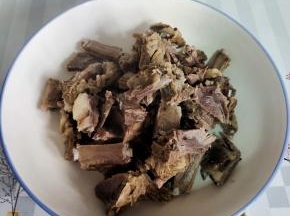 10分钟后捞出，清洗干净沥干水分备用！