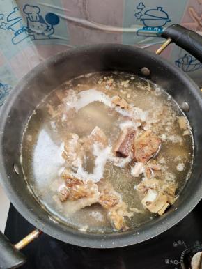 锅里再次加入适量的水，放入腊排，水开后再煮30分钟！（这样可以很好的祛除腊排里面的咸味儿！）