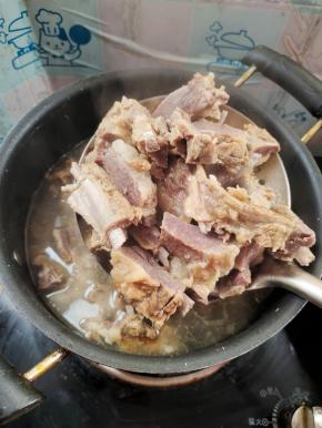 尝一下，腊排熟了，脱骨！就可以捞出来，沥干水分备用！