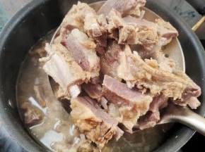 尝一下，腊排熟了，脱骨！就可以捞出来，沥干水分备用！