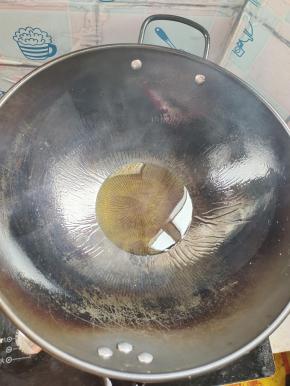 锅烧热放入适量的菜籽油！