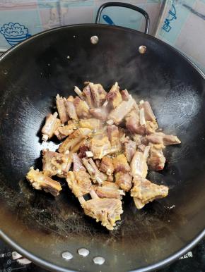 放入腊排骨，炒干水分！