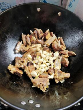 放入蒜瓣，炒香！