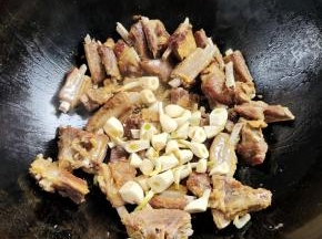 放入蒜瓣，炒香！