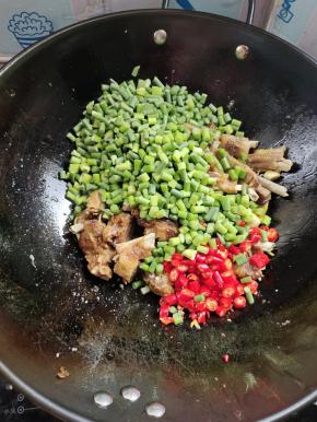 放入蒜苔，小米辣，炒出辣味！