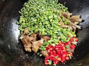 放入蒜苔，小米辣，炒出辣味！
