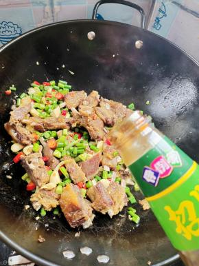 放入一勺蚝油！