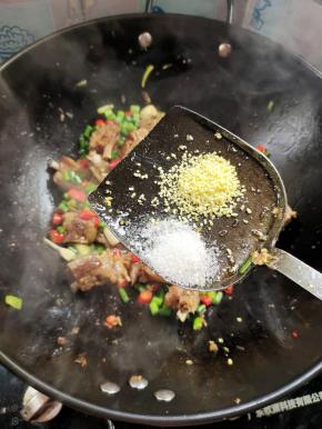 一勺白糖，一勺鸡精！翻炒入味儿！