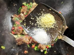 一勺白糖，一勺鸡精！翻炒入味儿！