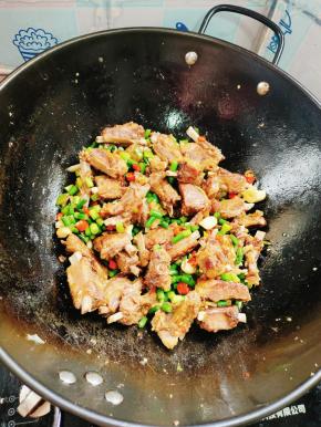 起锅前淋入适量的花椒油，翻炒均匀即可食用！