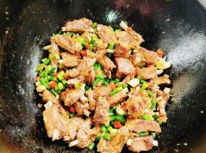 起锅前淋入适量的花椒油，翻炒均匀即可食用！