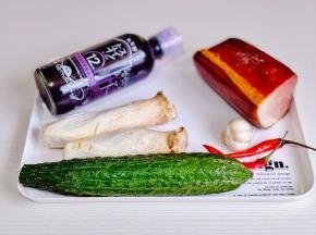 准备食材，蒜切末，辣椒切段。