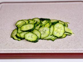 黄瓜洗净切片。