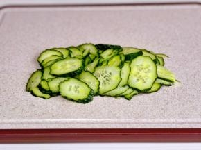 黄瓜洗净切片。