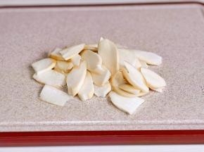 杏鲍菇洗净切片。