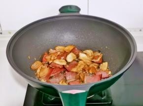 小火将腊肉与杏鲍菇炒熟。