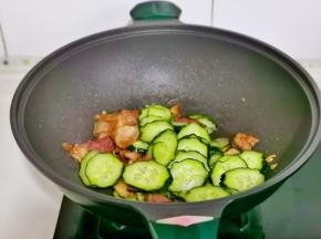 加入黄瓜片，按个人口味加入盐。