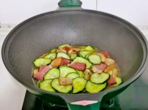 快速翻炒均匀出锅。