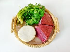 准备好新鲜的牛肉、香菜、饺子皮。