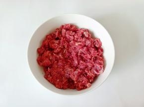 把牛肉剁成末。