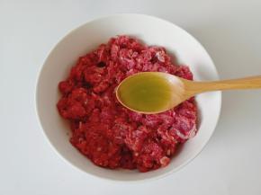 分次加上葱姜水搅拌均匀。