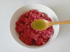 分次加上葱姜水搅拌均匀。