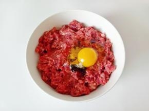 加上一个鸡蛋，牛肉馅更加嫩滑。