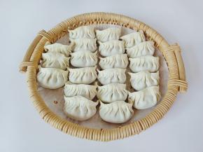 取适量的牛肉馅包好。