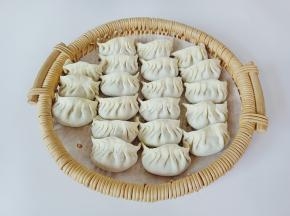 取适量的牛肉馅包好。