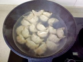 锅里水开依次放入饺子开大火煮。