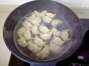 锅里水开依次放入饺子开大火煮。