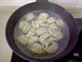 煮到饺子浮起，再添加一次冷水，再次浮起就可以关火。